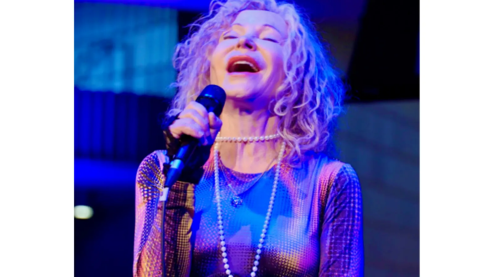 Lenka in Performance