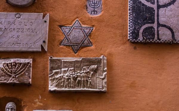 WALL PLAQUES IN THE JEWISH GHETTO OF ROME ITALY